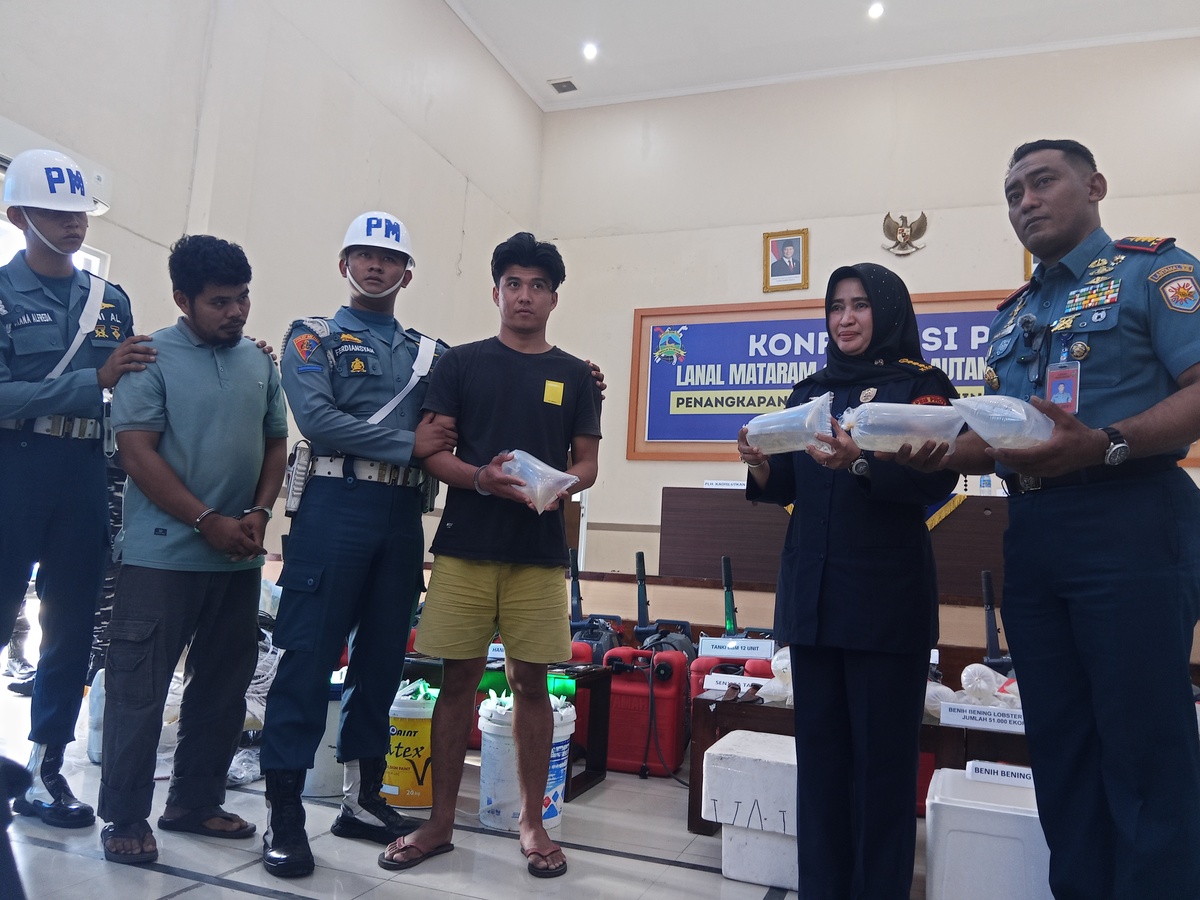 Danlanal Mataram Kolonel Marinir Achmad Hadi Alhasny (paling kanan) dan Plh Kepala Dislutkan NTB Hj Hikmah Aslinasari menunjukan barang bukti BBL ilegal di Lanal Mataram, Senin (16/6).