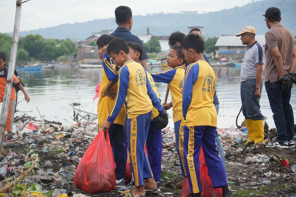IKUT BERSIHKAN SAMPAH: Pelajar ikut membersihkan di area TPI, Kelurahan Tanjung, Kota Bima, akhir pekan lalu.