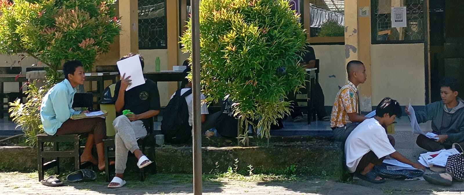 Calon siswa antre daftar SPMB jalur afirmasi dan perpindahan di salah satu SMA negeri di Kota Mataram.