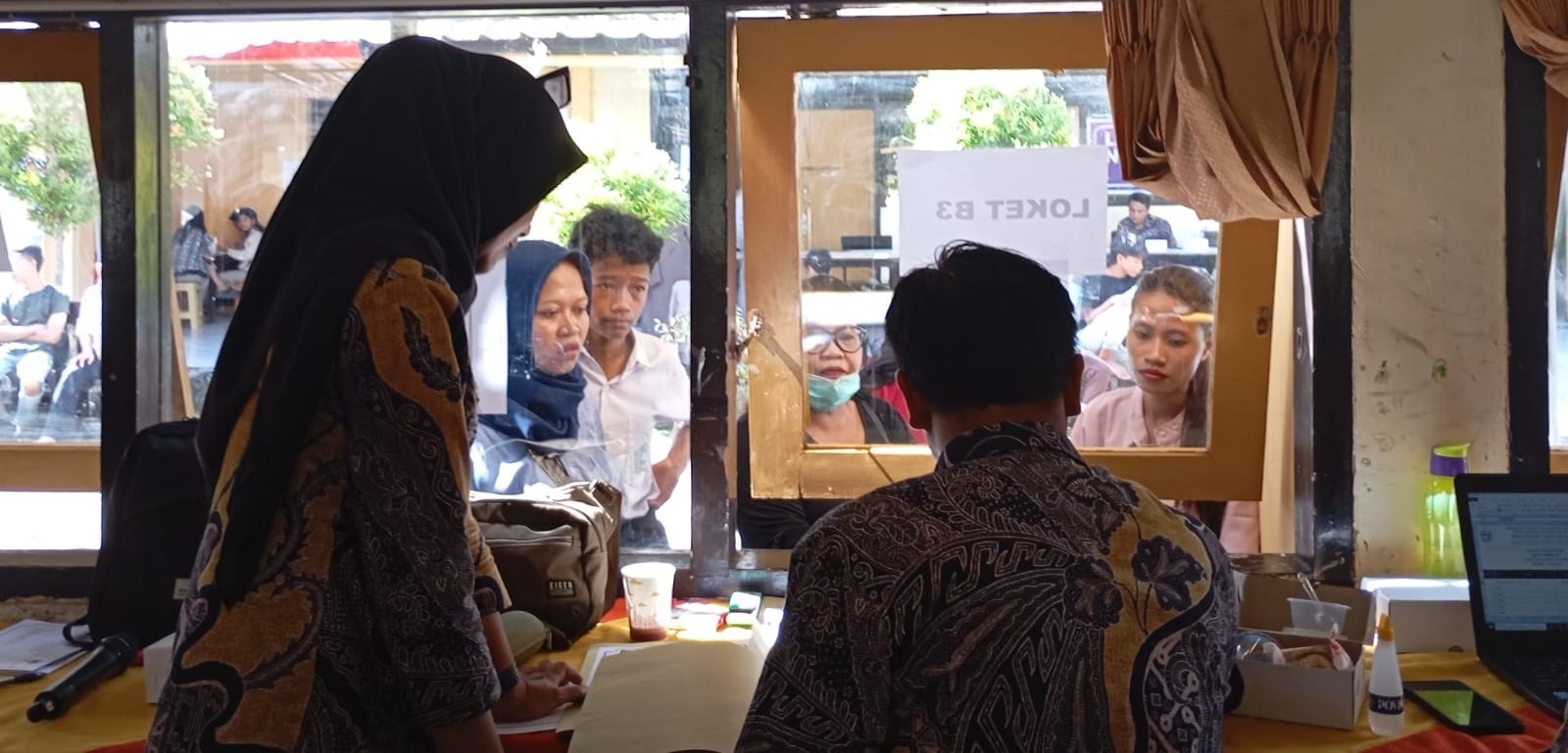 Sejumlah wali siswa mendampingi anaknya daftar jalur afirmasi dan perpindahan di SMA Kota Mataram, pekan lalu.