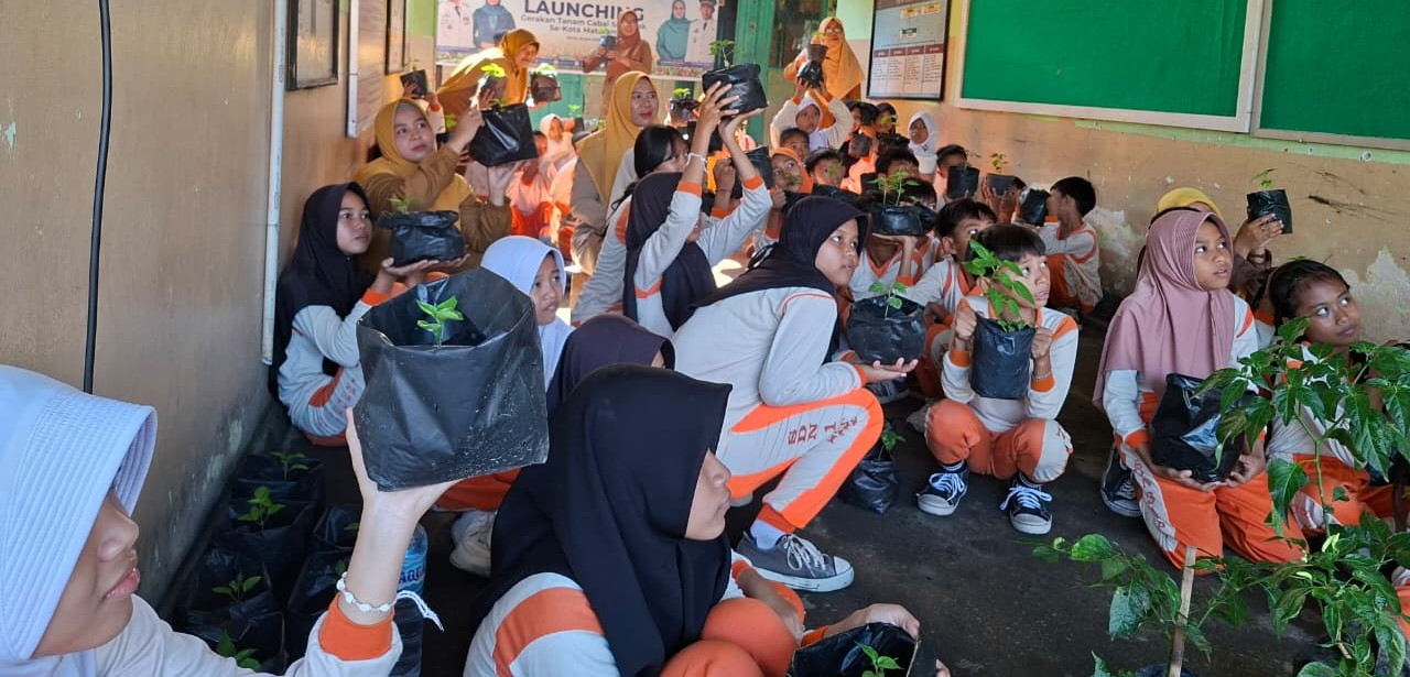 Murid SDN 3 Ampenan akan menanam cabai di halaman sekolah, Senin (16/6).