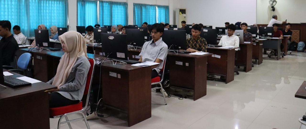 Peserta UTBK Mandiri Unram saat mengerjakan soal di kampus setempat, Senin (16/6).