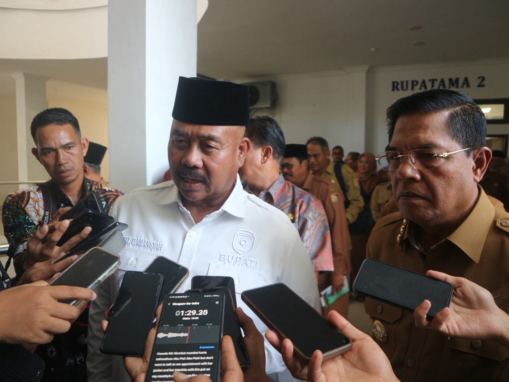 KERJA SAMA: Bupati Lombok Timur H Haerul Warisin (kanan) bersama Bupati Kutai Kartanegara seusai menandatangani perjanjian kerja sama, Senin (16/6).