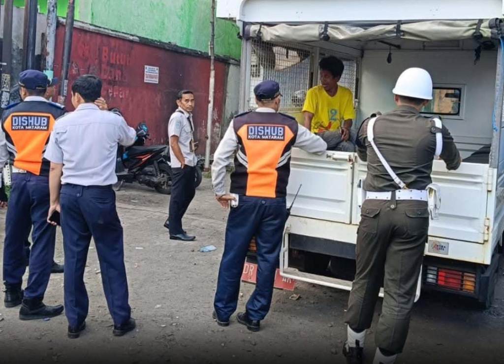 RAZIA : Dinas Perhubungan Kota Mataram sedang menyisir juru parkir liar dan bandel yang ada di Kota Mataram, Senin (16/6).&nbsp;