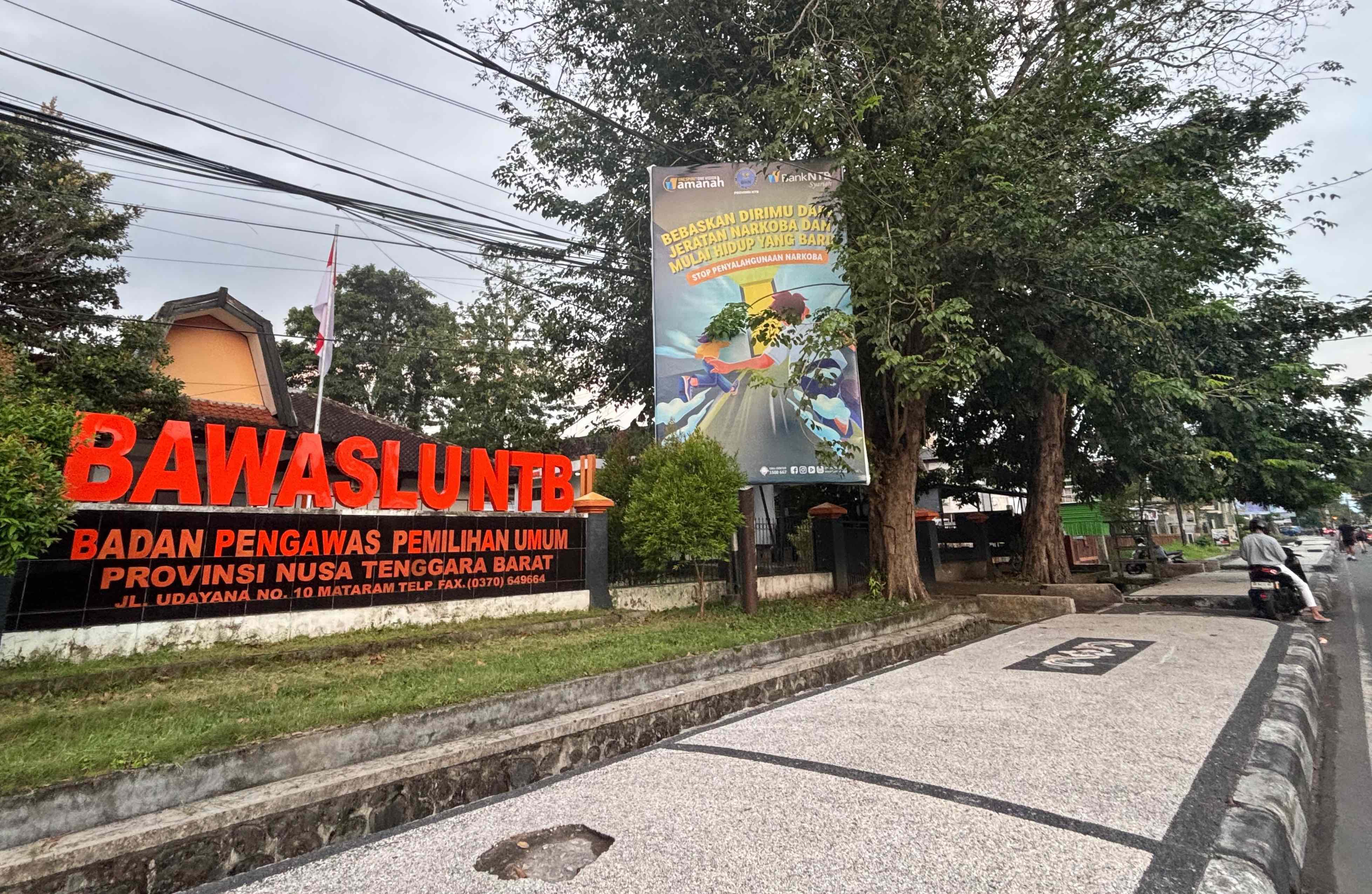 BUKAN MILIK PEMPROV LAGI: Bawaslu Provinsi NTB tengah mencari lokasi kantor baru setelah kantor lamanya yang ada di jalan Udayana Kota Mataram saat ini bukan lagi menjadi milik Pemprov NTB.