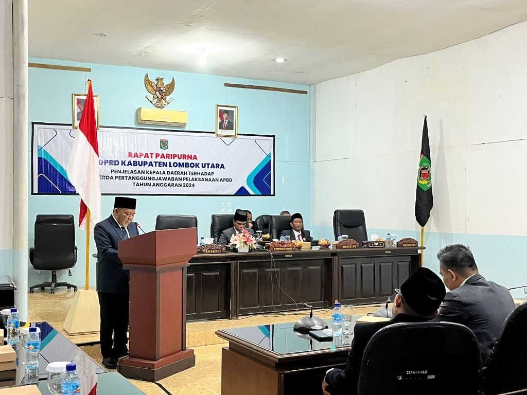 DIGANJAR PRESTASI: Bupati Najmul memaparkan capaian daerah saat Paripurna Pertanggungjawaban APBD 2024, Selasa (16/6).