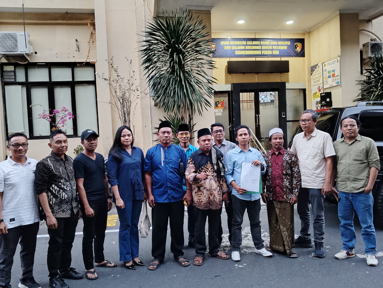 Tim Koalisi Relawan Iqbal mendatangi Polda NTB untuk melaporkan pemilik akun Abiman Abiman di Mapolda NTB, Selasa (17/6).