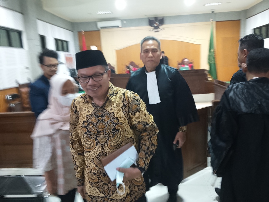 MULAI DISIDANGKAN: Terdakwa korupsi pengelolaan lahan NCC Rosiady Sayuti berjalan ke luar persidangan usai menjalani sidang di PN Tipikor Mataram, beberapa waktu lalu.&nbsp;