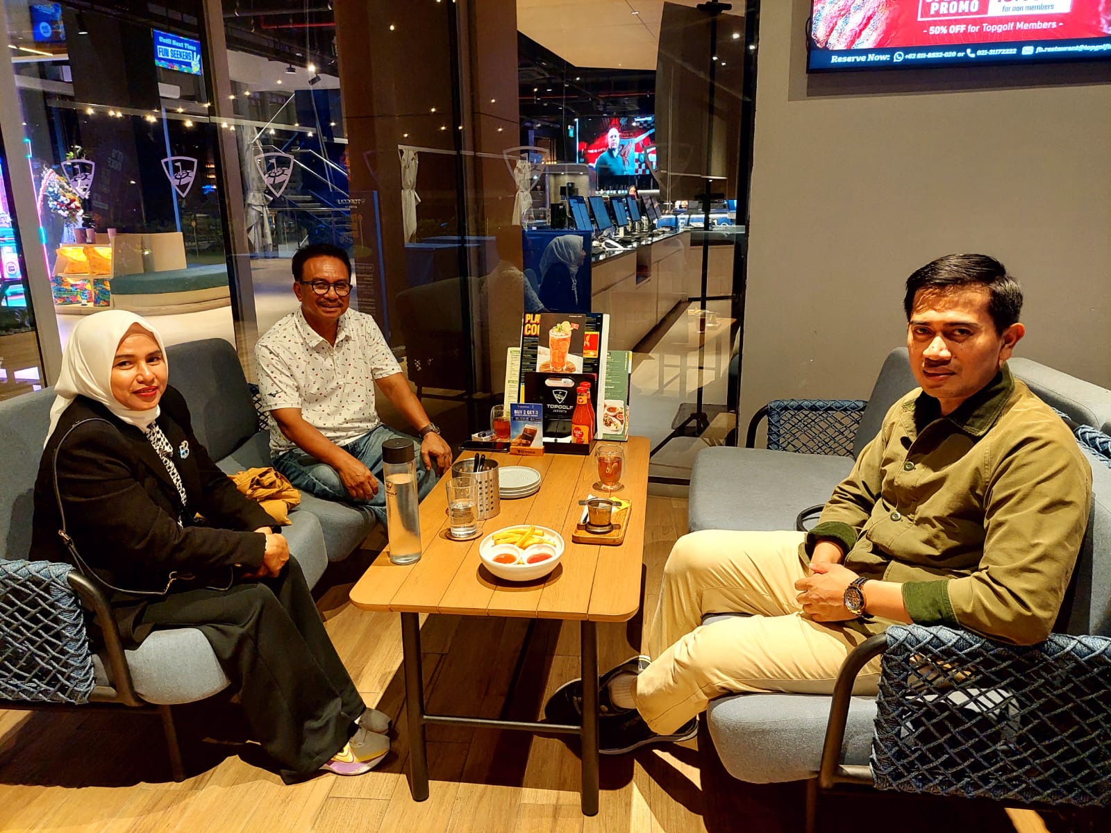 BERSAMA DPP: Ketua DPW PBB NTB Nadirah (kiri) dalam pertemuan santai dengan Ketua Umum DPP PBB Gugum Ridho Putra (kanan) di Jakarta, beberapa waktu lalu.