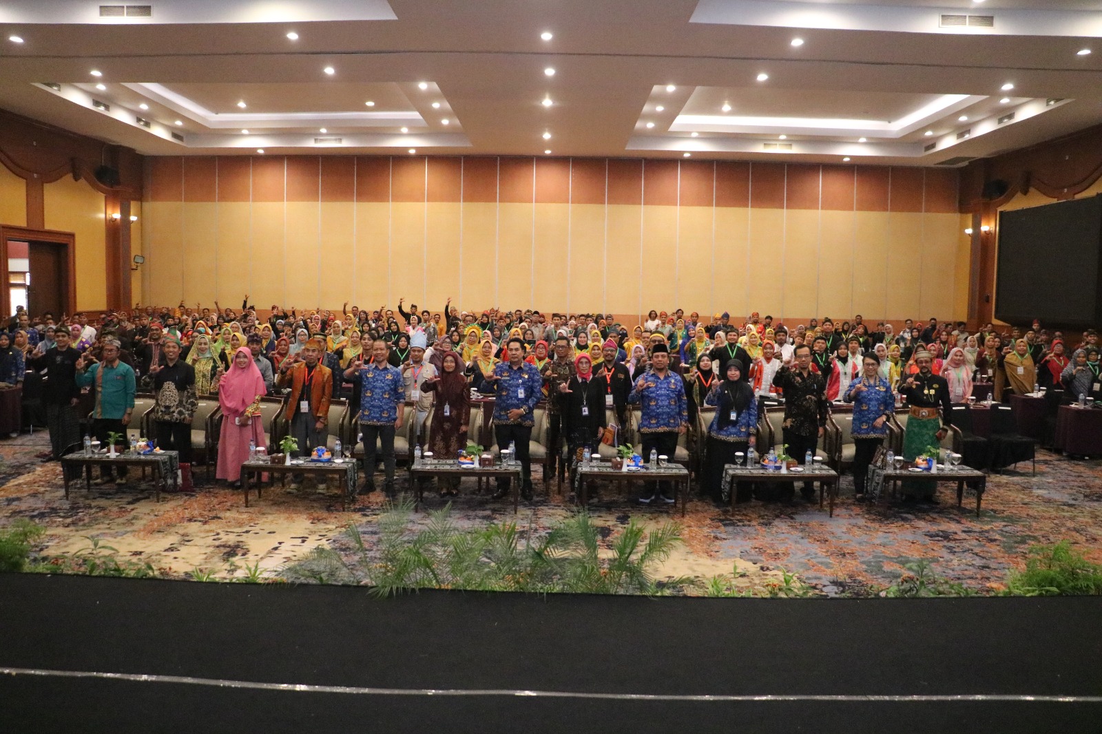 Foto bersama Balai Bahasa Provinsi NTB, perwakilan pemprov NTB dan pihak terkait lainnya saat pembukaan pelatihan Guru Master Revitalisasi Bahasa Daerah Tahun 2025, Selasa (17/6).