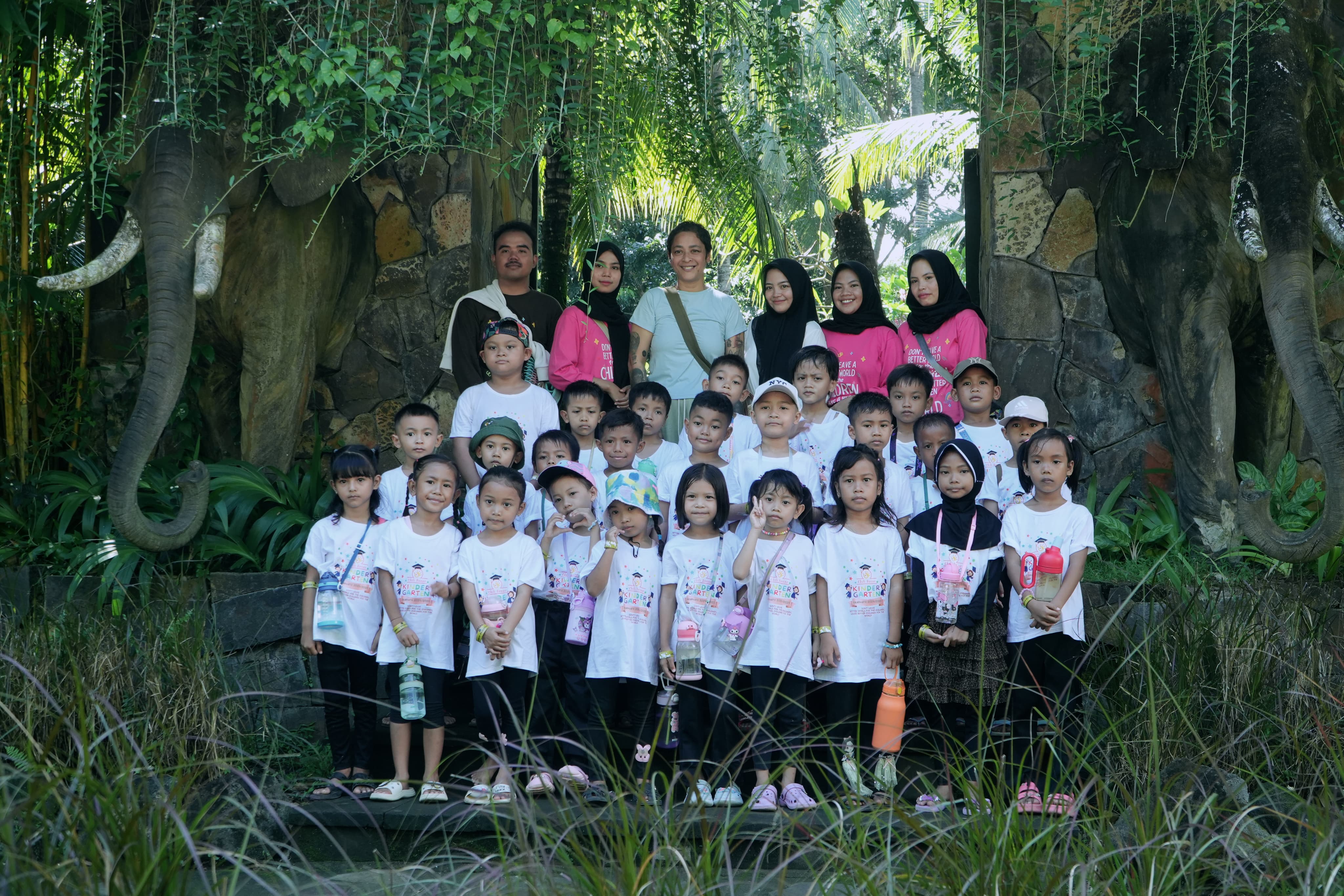 Para siswa TK di Chili House Community yang menikmati perpisahan dengan pergi bermain ke kebun binatang di Desa Sigar Penjalin, Lombok Utara, pekan lalu.