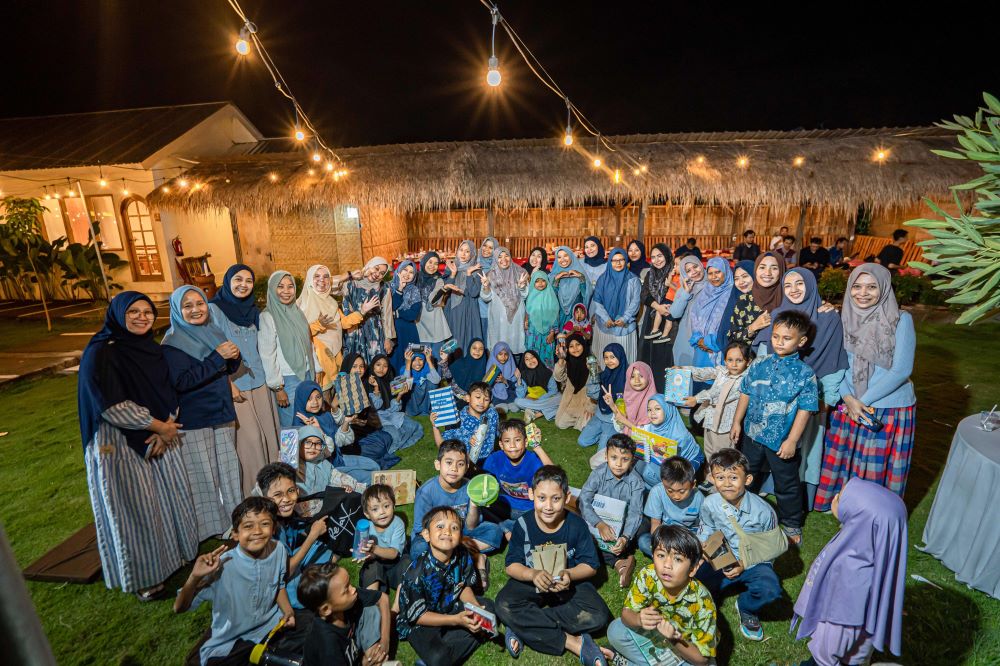 Siswa kelas 3 SDIT Anak Sholeh Mataram bersama orang tua dan guru menikmati momen kebersamaan dalam family gathering.