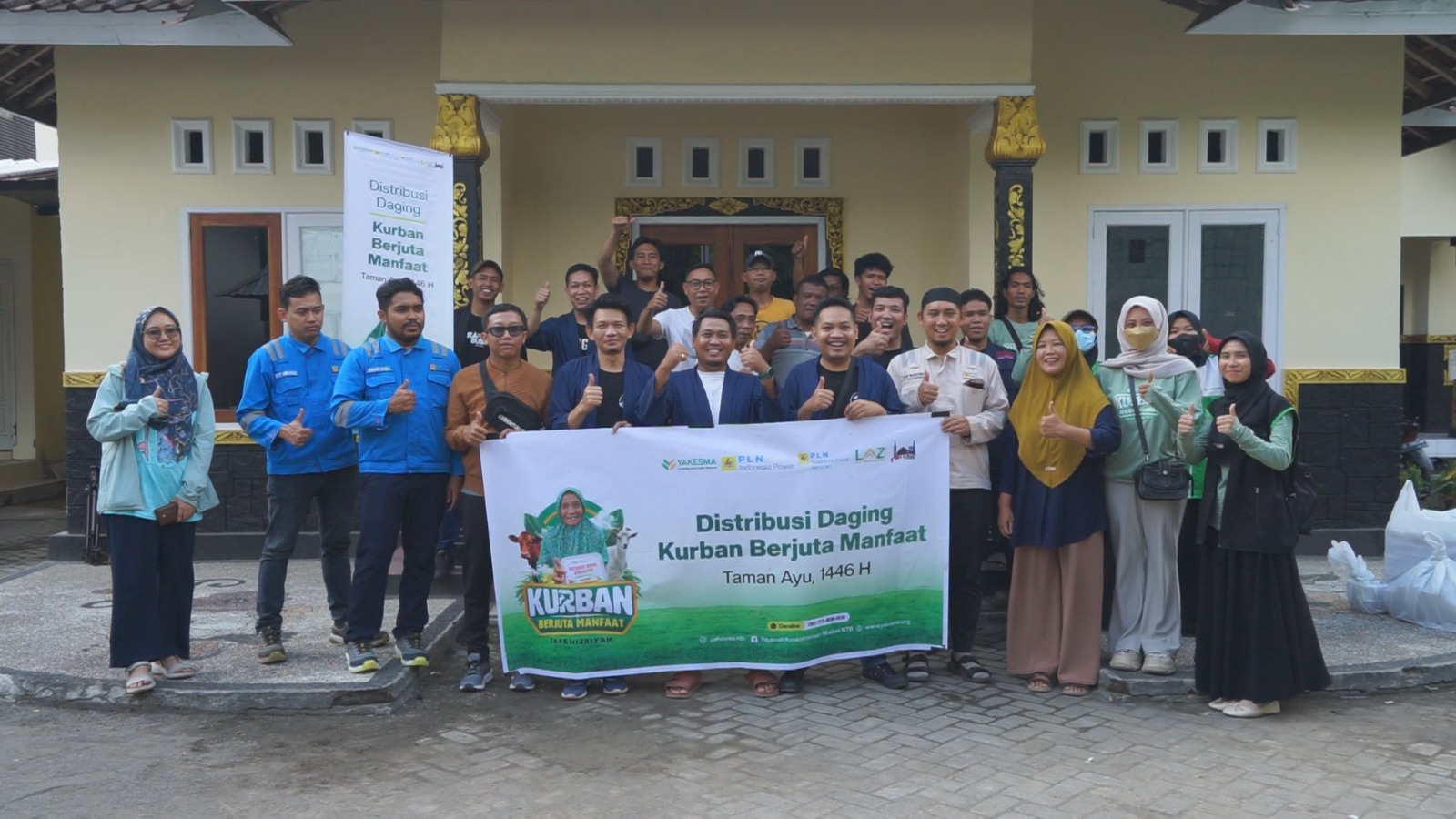 BERBAGI: Tim dari PLN Indonesia Power Unit Bisnis Pngkitan (UBP) Jeranjang melaksanakan kegiatan pemotongan dan penyaluran hewan kurban bagi masyarakat.