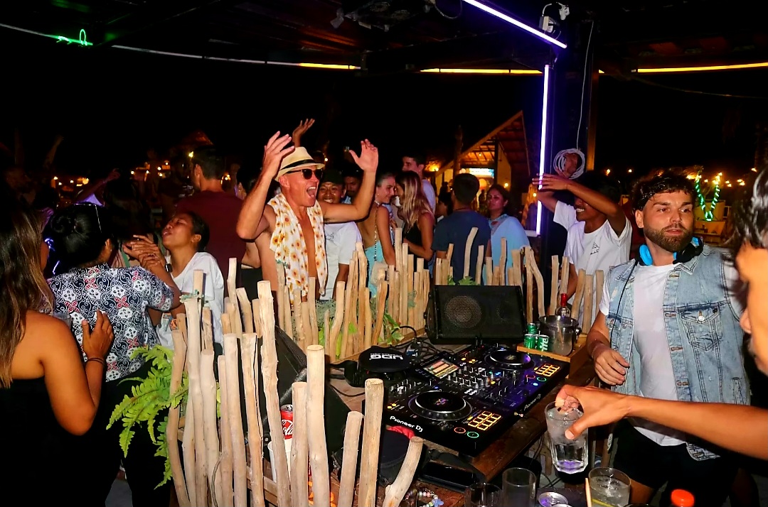 PESTA SAMPAI LARUT: Sejumlah wisatawan menikmati pesta di Gili Trawangan yang terkenal dengan party sampai subuh.