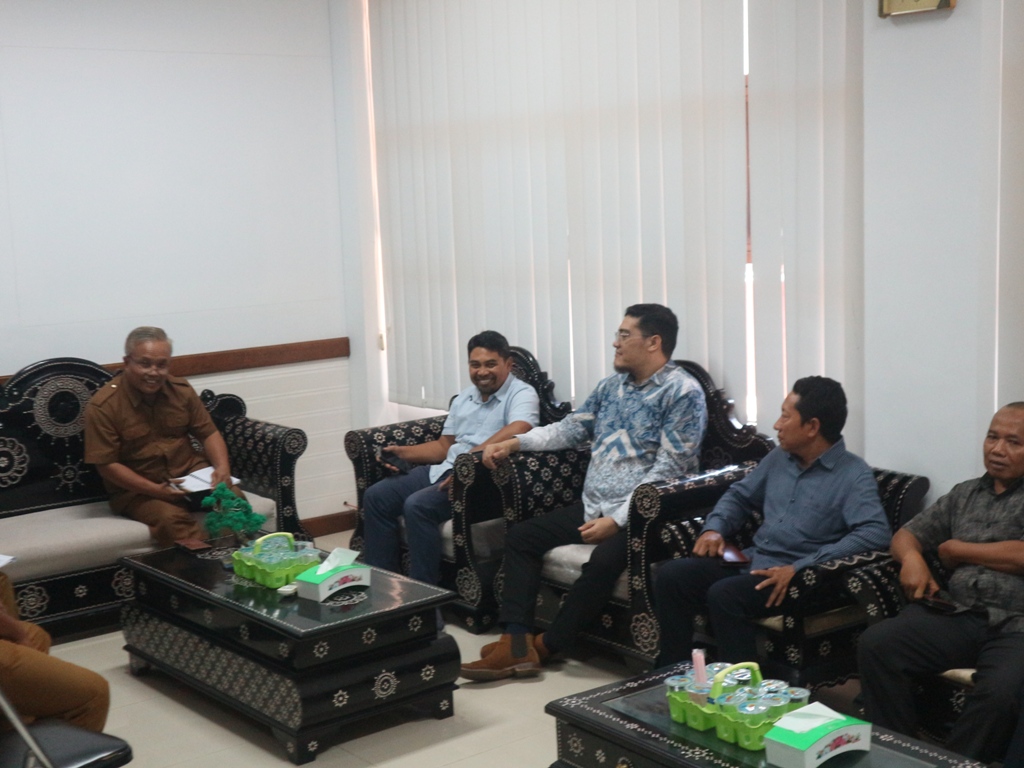 SIDAK: Komisi III DPRD Lombok Timur (Lotim) saat sidak ke Dinas Koperasi dan UMKM Lotim, Senin (16/6).
