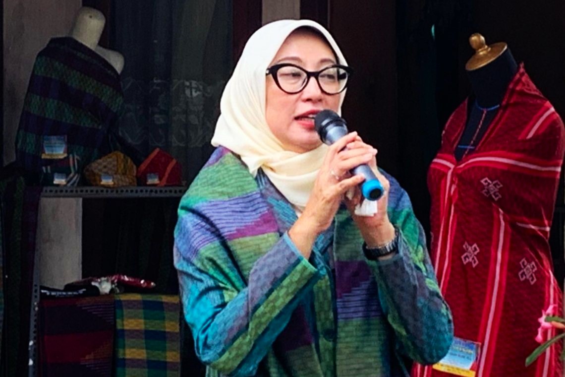 Ketua Dekranasda NTB Sinta Agathia M Iqbal saat membuka kegiatan pelatihan tenun dan desain Munapa