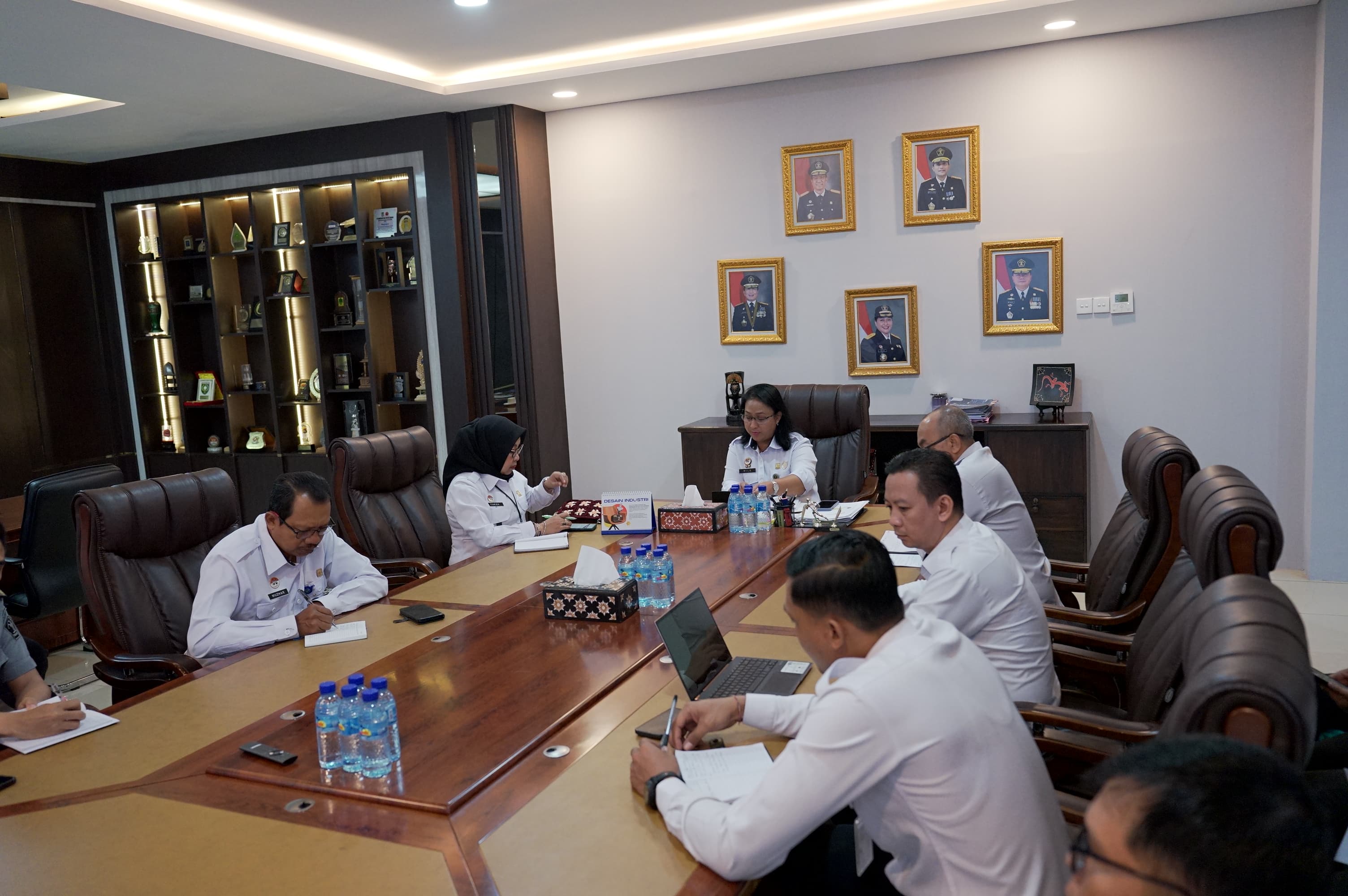 Kepala Kanwil Kemenkum NTB I Gusti Putu Milawati memimpin rapat Tim Pembangunan Zona Integritas (ZI), Senin (16/6).