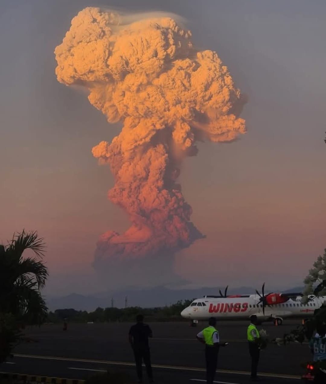 Gunung Lewotobi Laki-laki Erupsi Dahsyat, Kolom Abu Capai 10.000 Meter, Status Awas!
