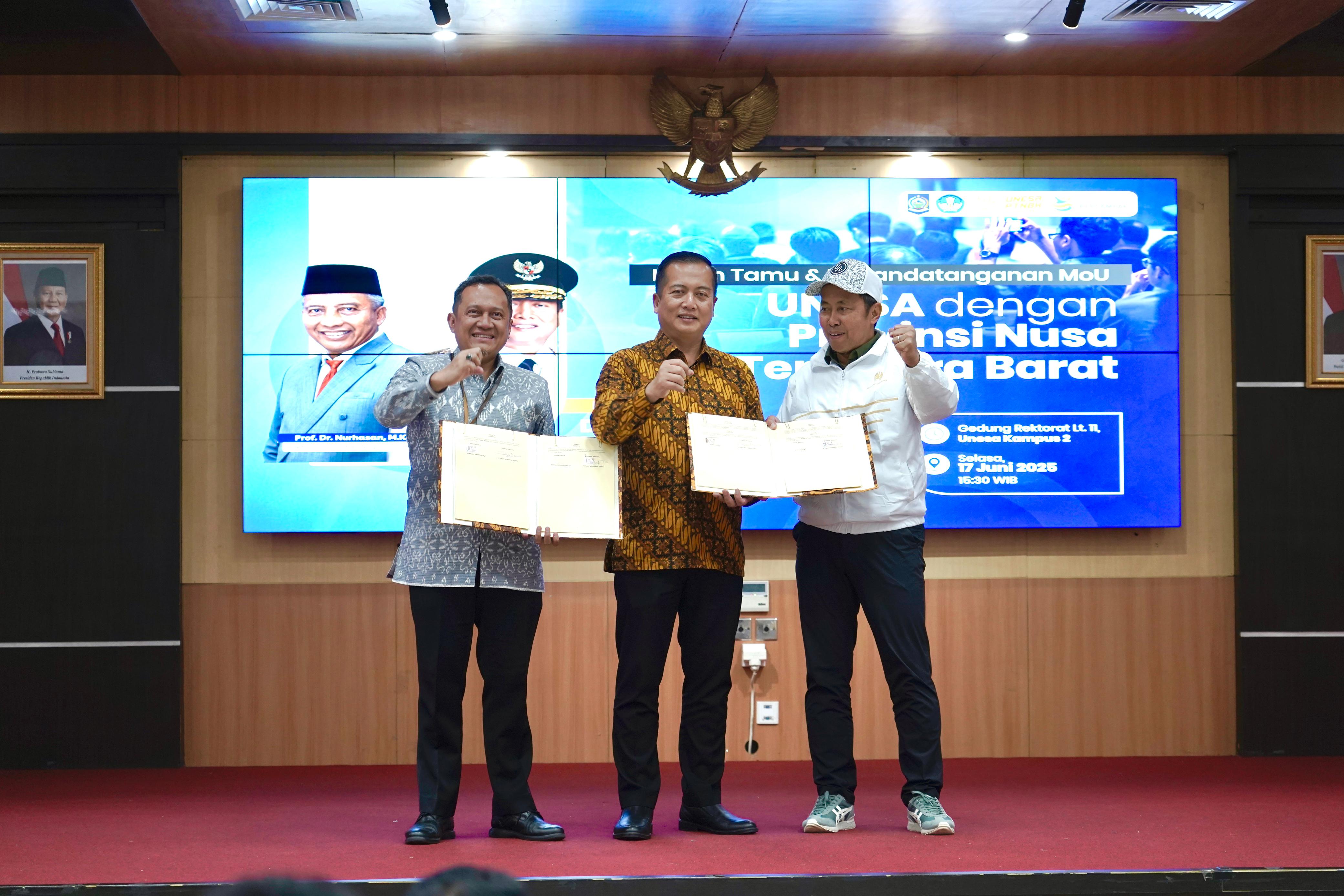 Gubernur NTB Lalu Muhamad Iqbal menandatangani MoU dengan Unesa dan ITS untuk sejumlah program.