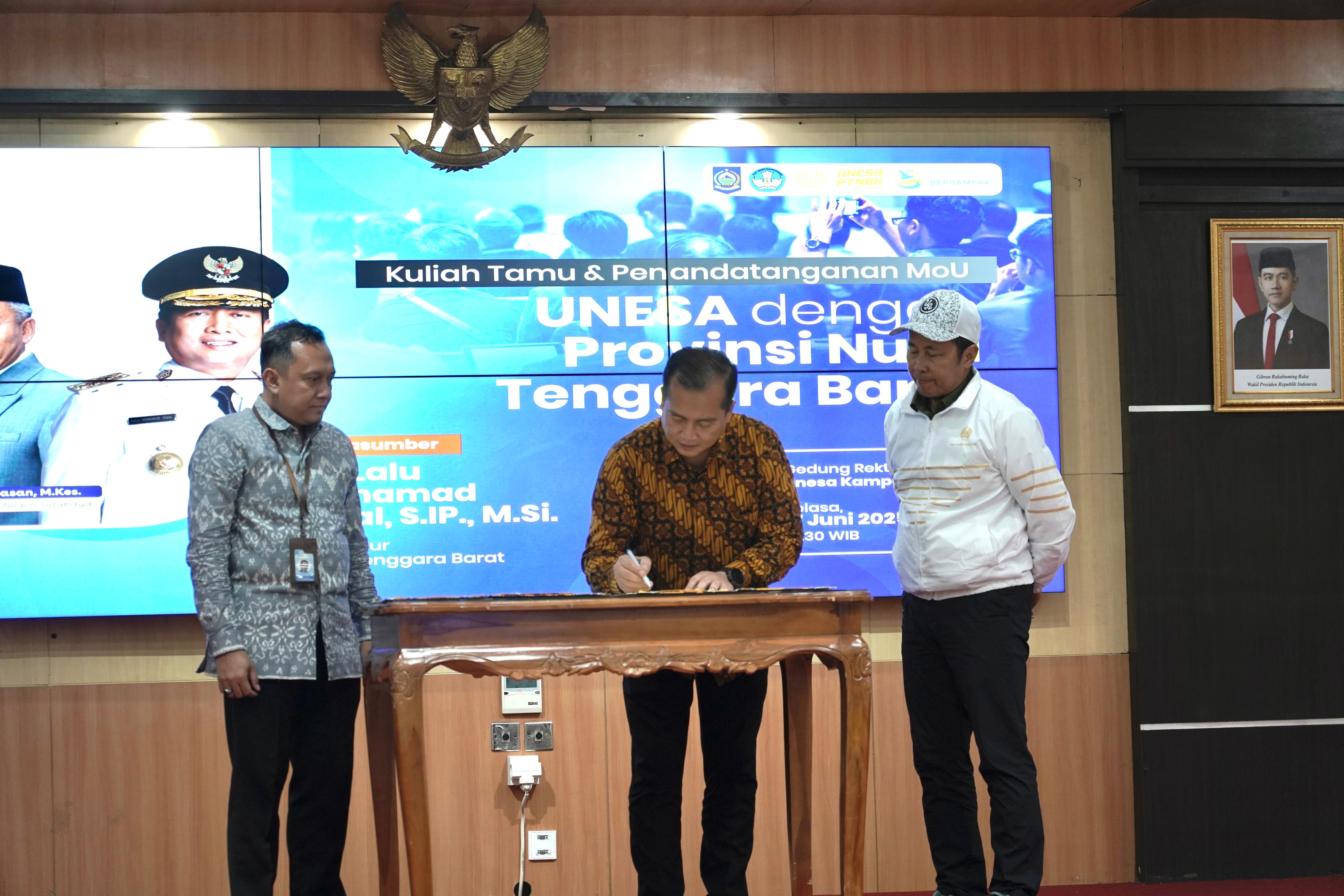 Gubernur NTB Lalu Muhamad Iqbal menandatangani MoU dengan Unesa dan ITS Surabaya untuk menangani kemiskinan di NTB.