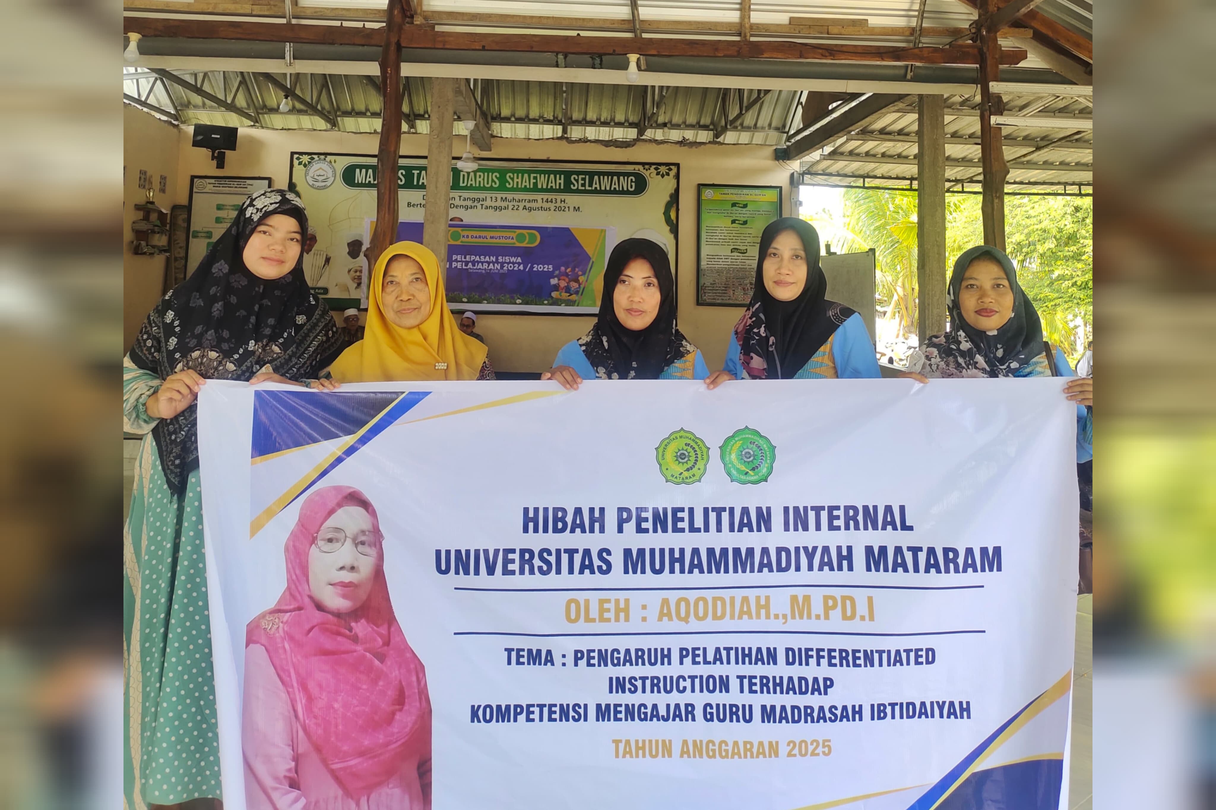 Foto bersama Tim Peneliti Ummat usai menggelar riset terkait pengaruh pelatihan differentiated instruction (DI) terhadap kompetensi mengajar guru MI.