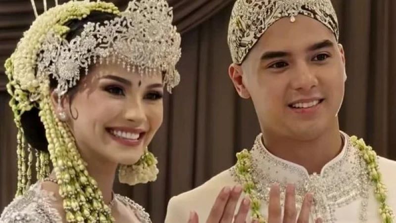 Al Ghazali dan Alyssa Daguise segera menikah dengan mahar 2025 Euro, yang setara dengan lebih dari Rp32 juta. Ini makna simbolis dan nilai budaya di balik mahar tersebut. (internet)