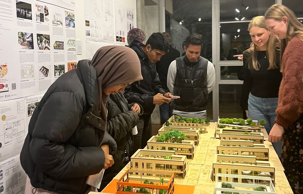 Alifa Lutfia Ramadanti, mahasiswi Prodi Arsitektur, Fakultas Teknik Unram mengunjungi pameran karya mahasiswa arsitektur University of Western Australia.