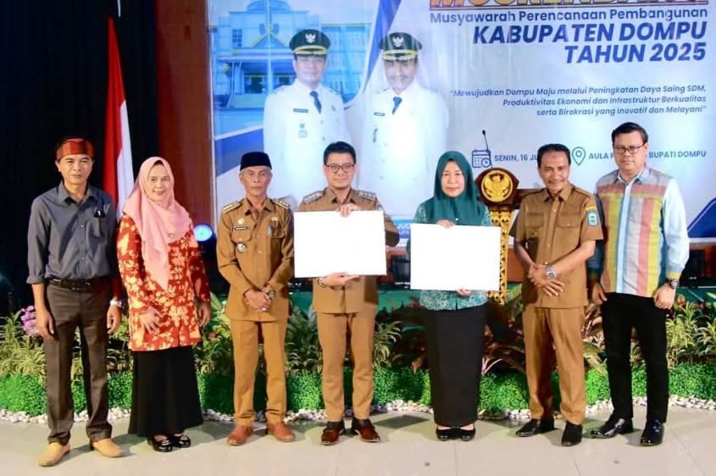 BERFOTO BERSAMA: Bupati Dompu Bambang Firdaus (tengah) dan Wabup Sirajuddin (dua kanan) berfoto bersama usai pembukaan Musrembang dan RPJMD 2025-2029 di aula Pendopo Bupati Dompu.