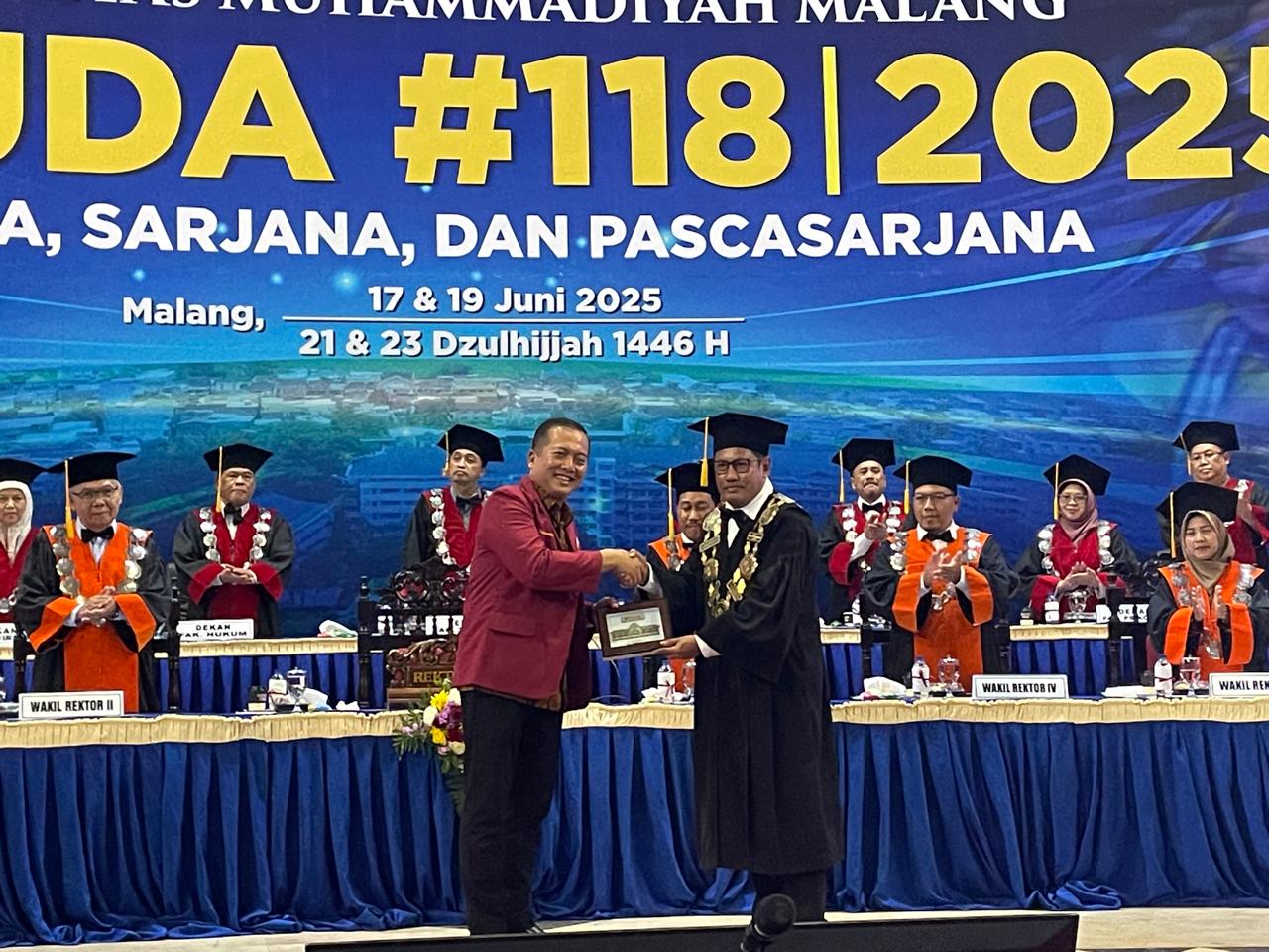 Gubernur NTB Lalu Muhamad Iqbal menerima cinderamata usai memberikan kuliah tamu di Universitas Muhammadiyah Malang dalam wisuda ke 118, Selasa (17/6).