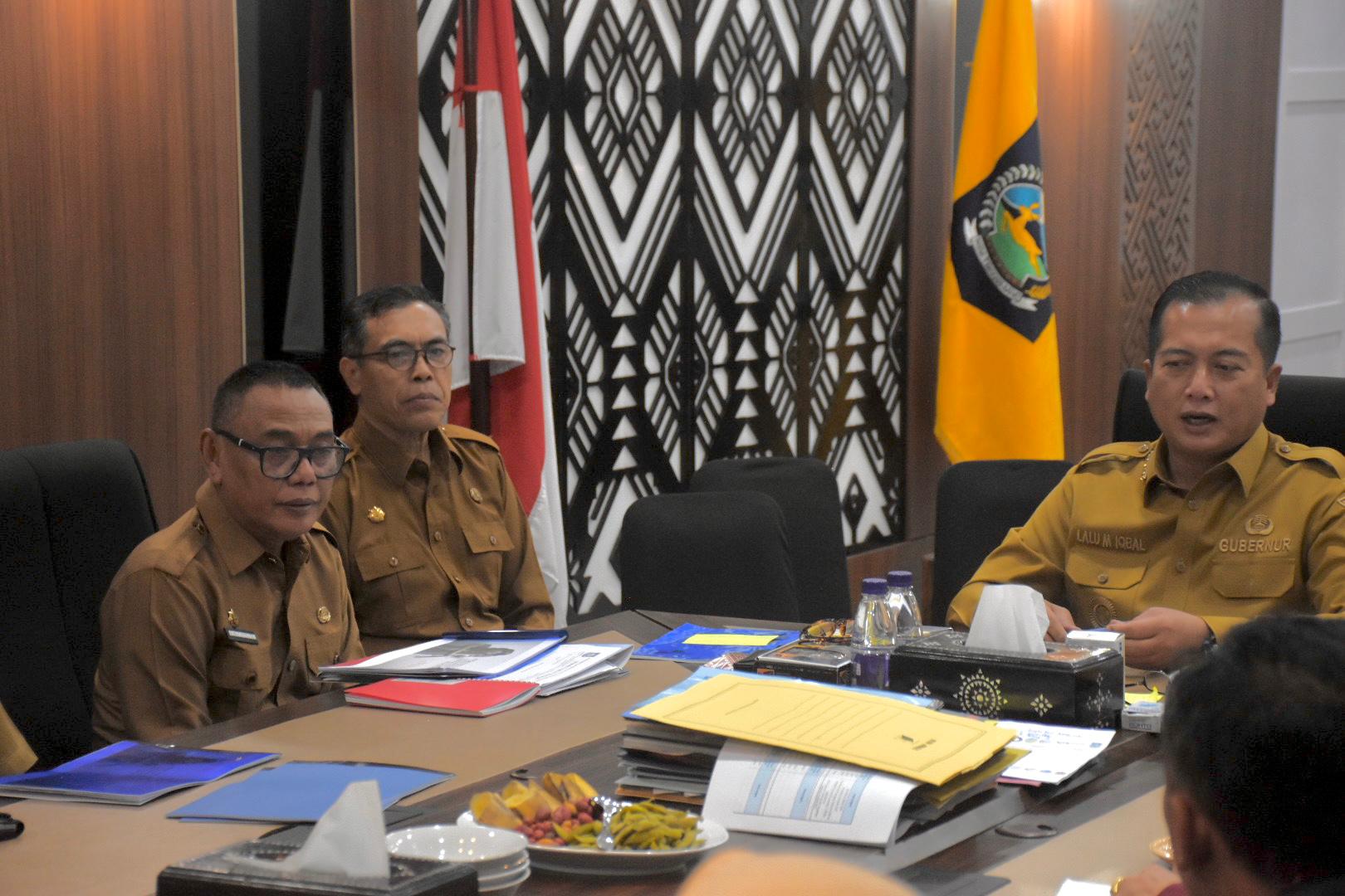 Gubernur NTB Lalu Muhamad Iqbal dan Kepala Dinas Kominfotik NTB Yusron Hadi saat menggelar rapat, belum lama ini.