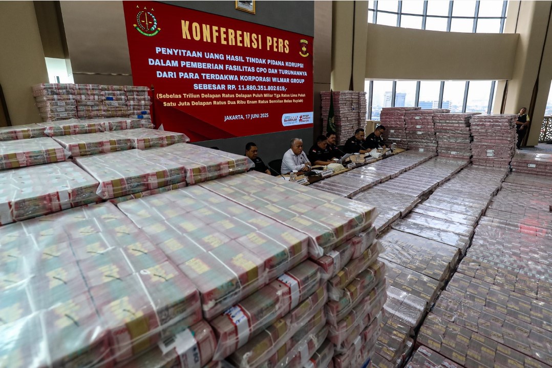 UANG SITAAN: Direktur Penyidikan Jampidsus Abdul Qohar didampingi Direktur Penuntutan Kejaksaan Agung Sutikno dan Kapuspenkum Harli Siregar sampaikan kasus korupsi. SALMAN TOYIBI/JAWA POS