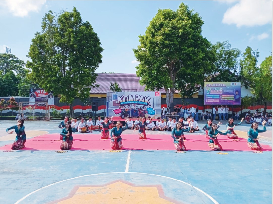 UNJUK BAKAT: Salah satu ekskul SMAN 3 Mataram saat tampil dalam acara KOMPAK.