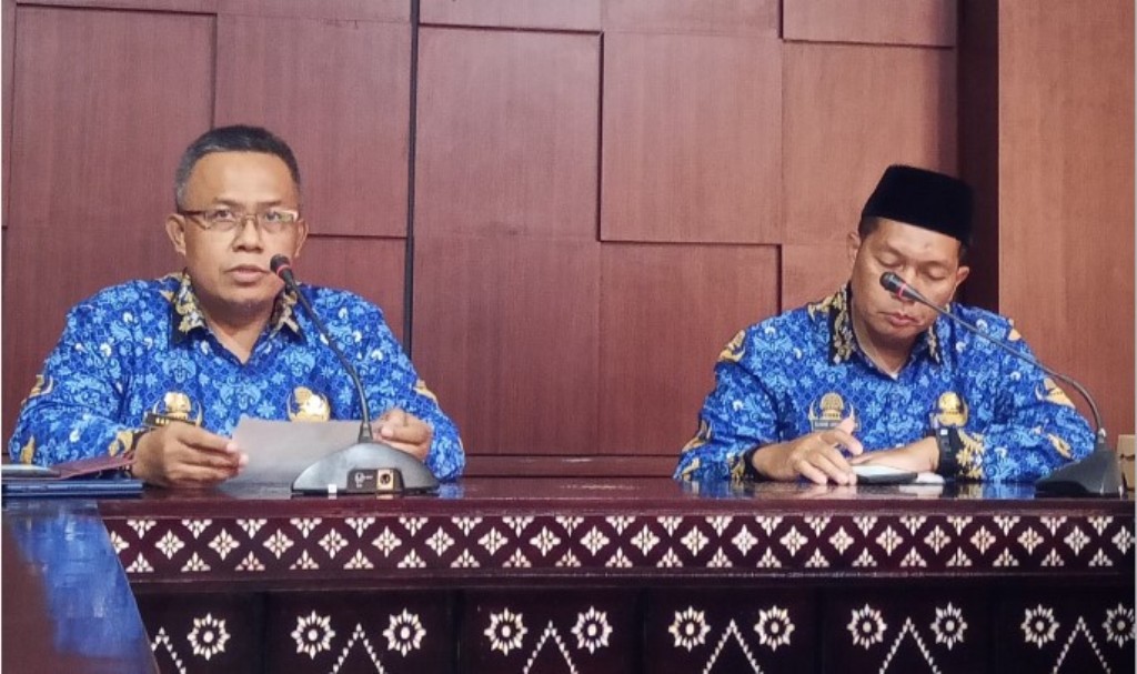 PERBAIKAN JALAN: Kepala Dinas PUPR NTB Sadimin (kiri) didampingi Sekdis PUPR NTB Ilham Ardiansyah menyampaikan alokasi anggaran perbaikan jalan Lombok dan Sumbawa saat jumpa pers.