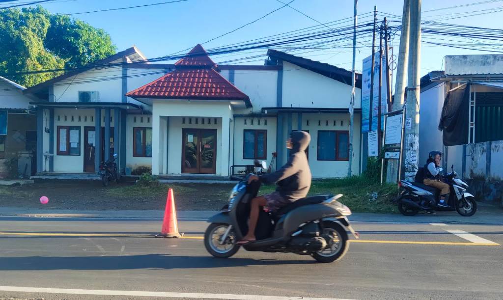 BERPOLEMIK: Pengendara melintas di depan Kantor Desa Pemenang Timur. Pengurus Bumdes di desa ini mengeluhkan gaji yang belum dibayarkan.