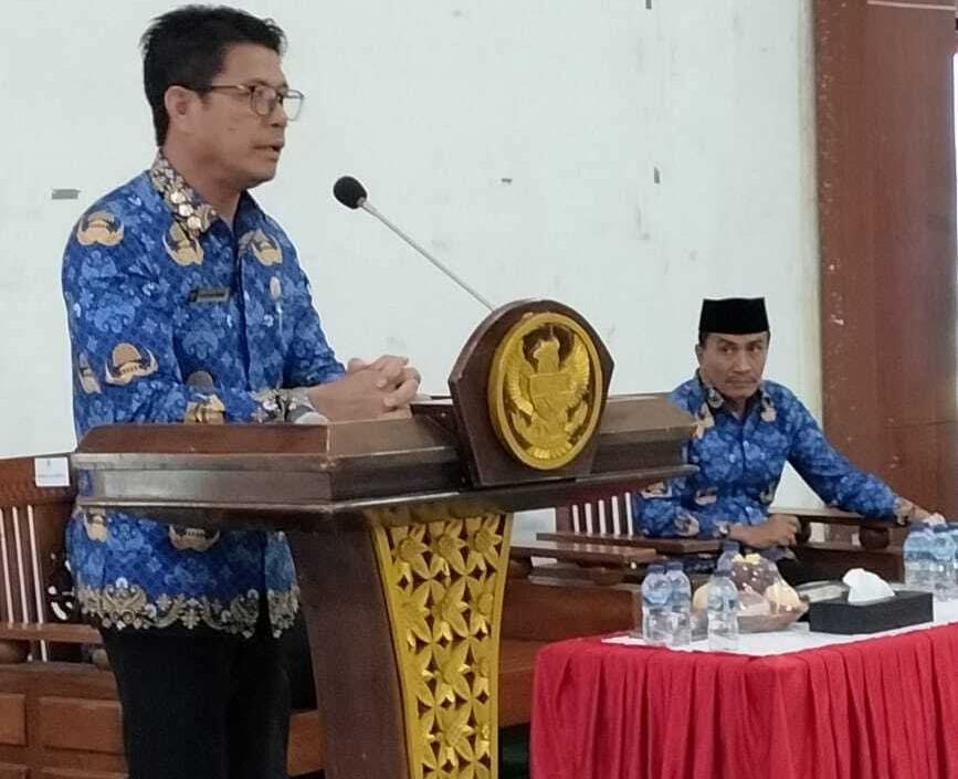 SAMBUTAN: Bupati Dompu Bambang Firdaus saat menyampaikan sambutan dalam Rakor bersama OPD di aula pendopo bupati Dompu, Selasa (17/6).