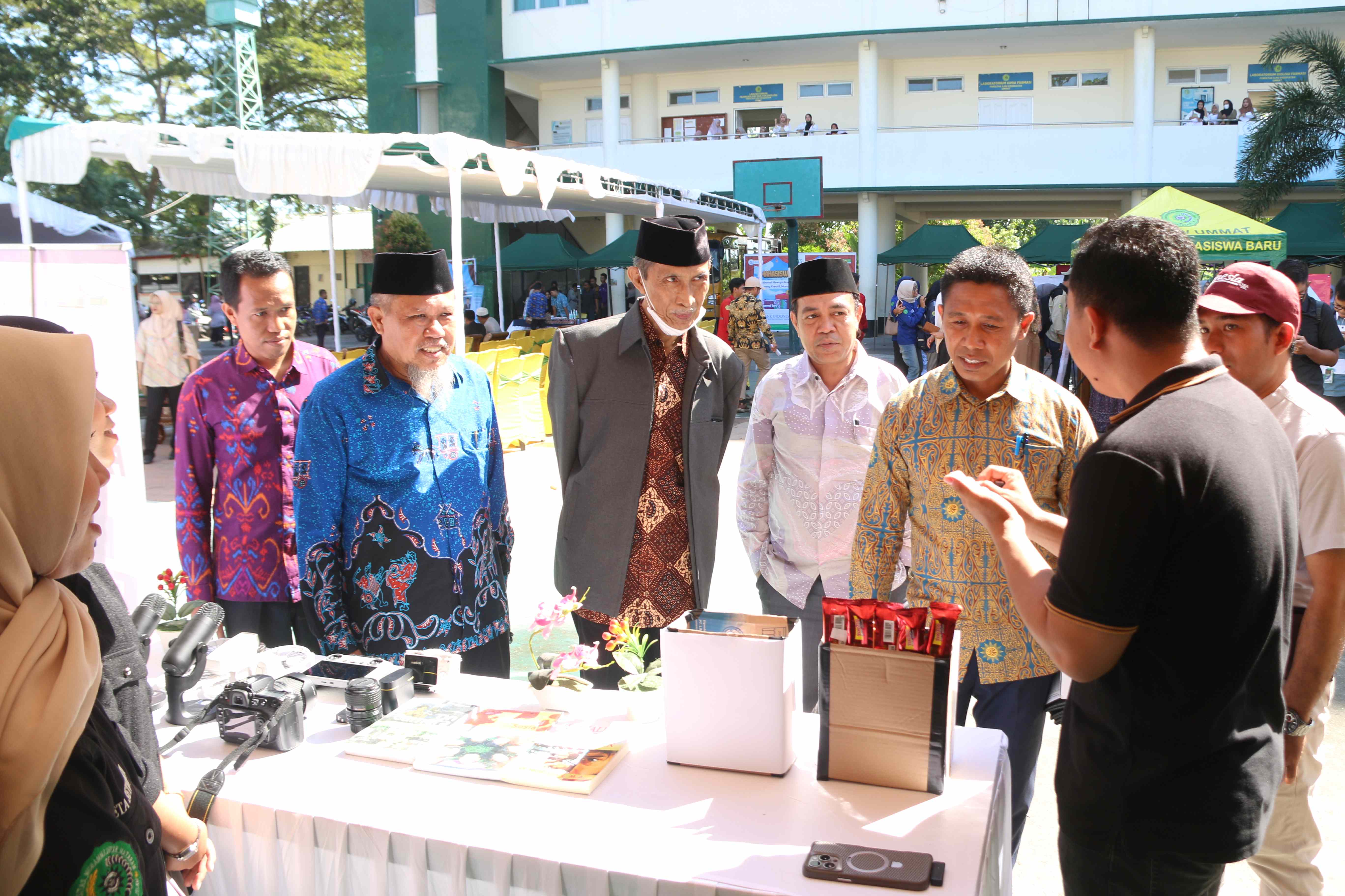 Rektor Ummat Drs Abdul Wahab (dua dari kiri) bersama sejumlah petinggi kampus Ummat, saat meninjau langsung salah satu stand, di Mahasiswa Ummat Expo 2 Tahun 2025, Selasa (17/6).