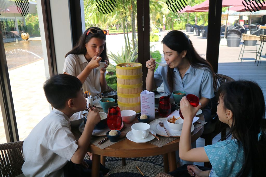 NIKMATI HIDANGAN: Sejumlah pengunjung menyantap ragam jenis dimsum yang disajikan di Sgara Seafood Restaurant, Pullman Lombok Merujani Mandalika Beach Resort, Selasa (17/6).