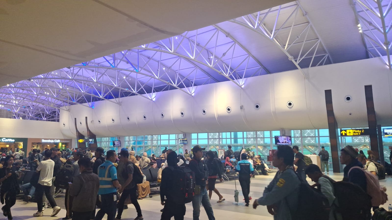Suasana penumpang yang ada di BIZAM, Rabu (18/6).