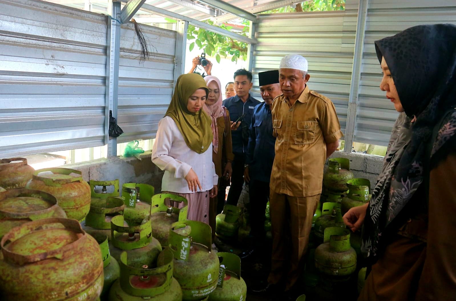 SIDAK: Tim dari Disperindag Lobar saat melakukan sidak ke sejumlah pangkalan dan pengecer elpiji subsidi di Desa Sandik, Kecamatan Batulayar, Selasa (17/6).