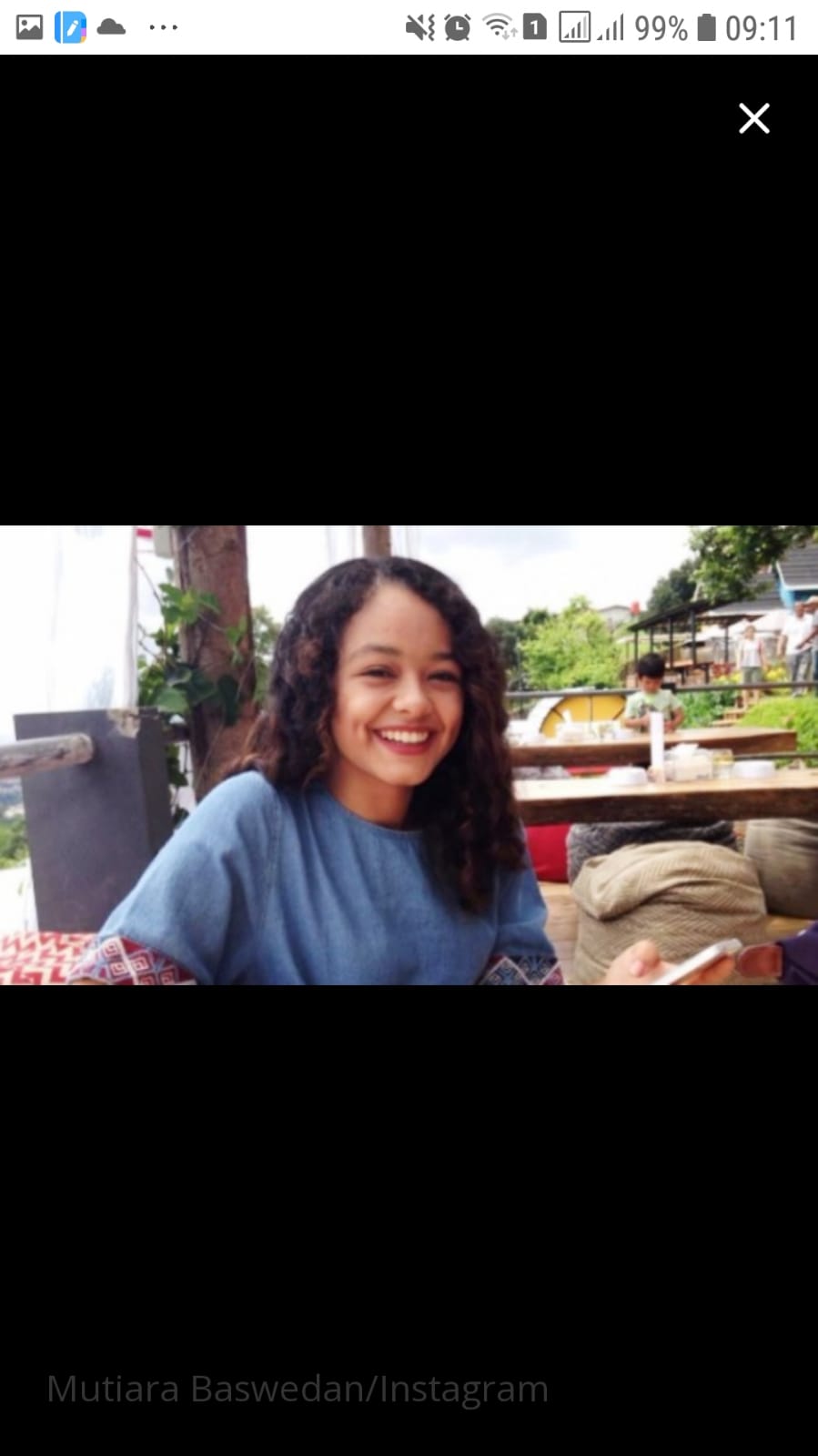 Tak hanya prestasi akademik, Mutiara Annisa Baswedan juga kerap menjadi trand center model baik dari gaya berpakaian maupun potongan rambutnya yang ikal.