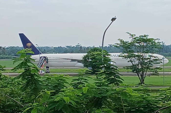 Pesawat yang mengangkut jemaah haji Indonesia mendarat darurat di Bandara Kualanamu karena diteror bom.