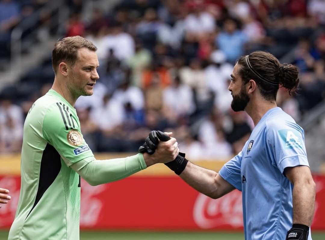 Kiper Connor Tracey (kanan), yang sehari-hari bekerja di gudang, melakukan tujuh penyelamatan, meskipun kebobolan dua digit saat bertemu Bayern Munchen.