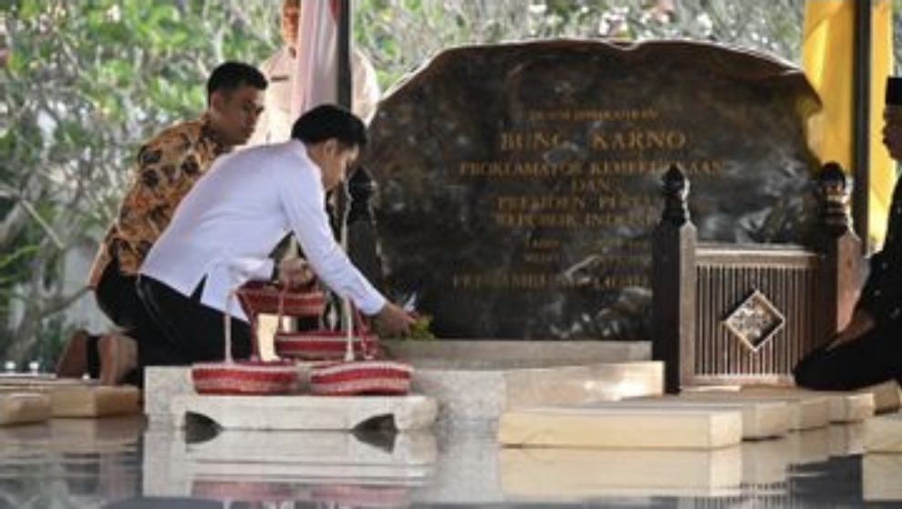 Wakil Presiden (Wapres) Gibran Rakabuming Raka saat ziarah di makam Presiden pertama RI Soekarno di Kota Blitar, Jawa Timur, Rabu (18/6/2025). (ANTARA/ HO-Sekretariat Wakil Presiden)