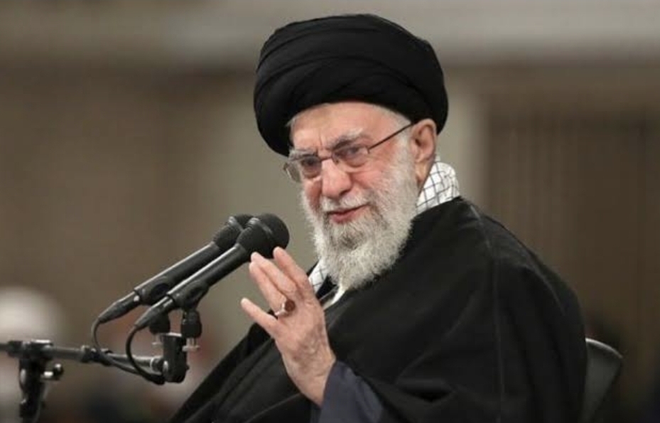 Ayatollah Khamenei, sang Imam Perlawanan, tetap berdiri di tengah badai. Ia simbol kerasnya sikap Iran terhadap Barat dan Israel. (Foto-foto: istimewa)
