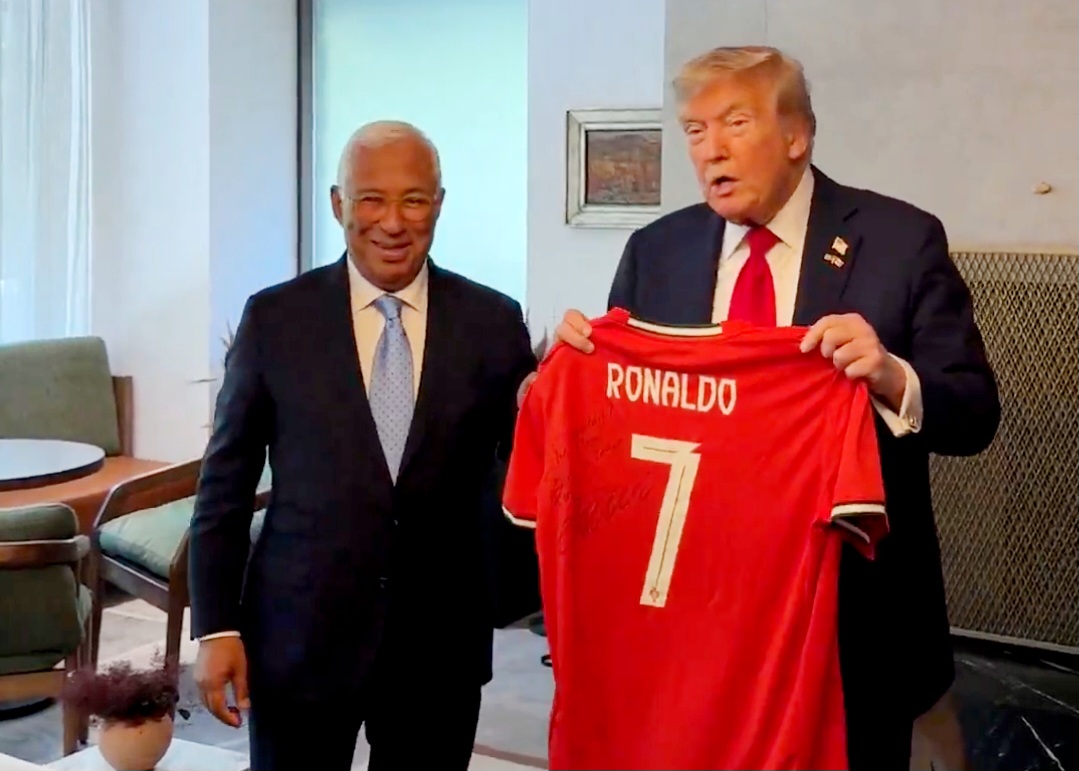 JERSEY PERDAMAIAN: Pesepakbola Bintang Timnas Portugal Cristiano Ronaldo mengirimi Presiden Amerika Serikat Donald Trump jersey sepak bola.