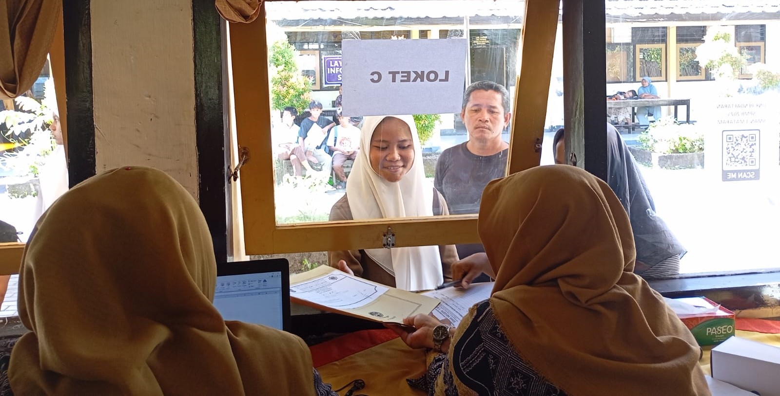 Calon siswa didampingi orang tuanya mendaftar SPMB jalur afirmasi  di salah satu SMA negeri di Kota Mataram.