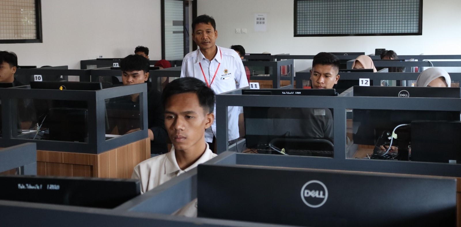 Peserta saat mengikuti UTBK jalur Mandiri di Unram, Rabu (18/6).