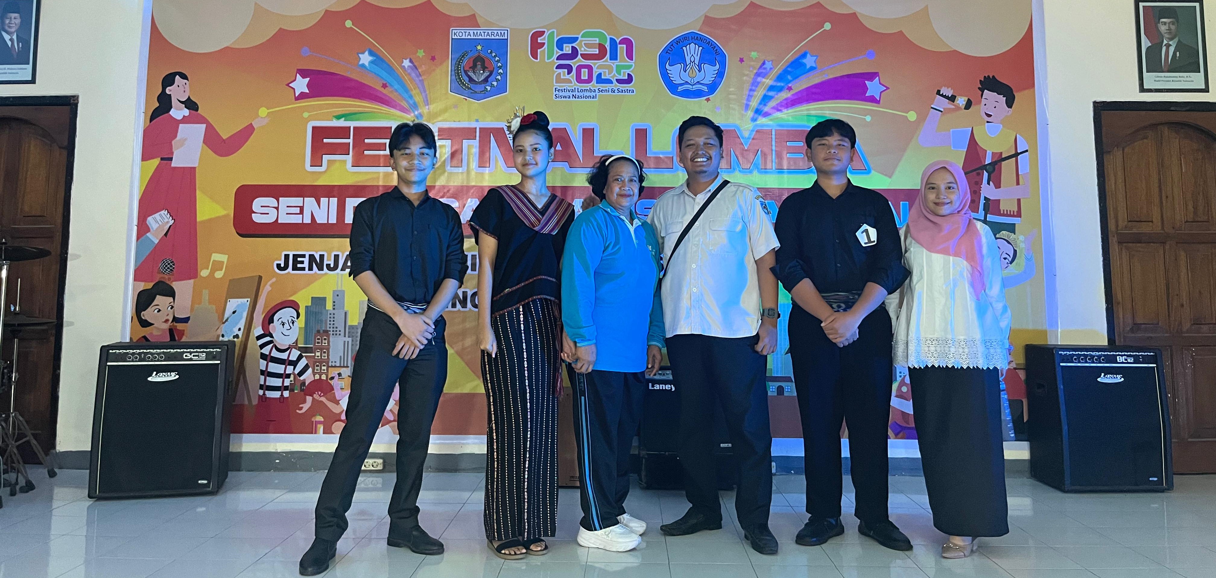 Siswa SMPN 15 Mataram yang juara I ajang FLS3N Tingkat Kota bidang Ensambel Campuran Tiga Alat Musik Mataram bersama guru pembimbing, Rabu (18/6).