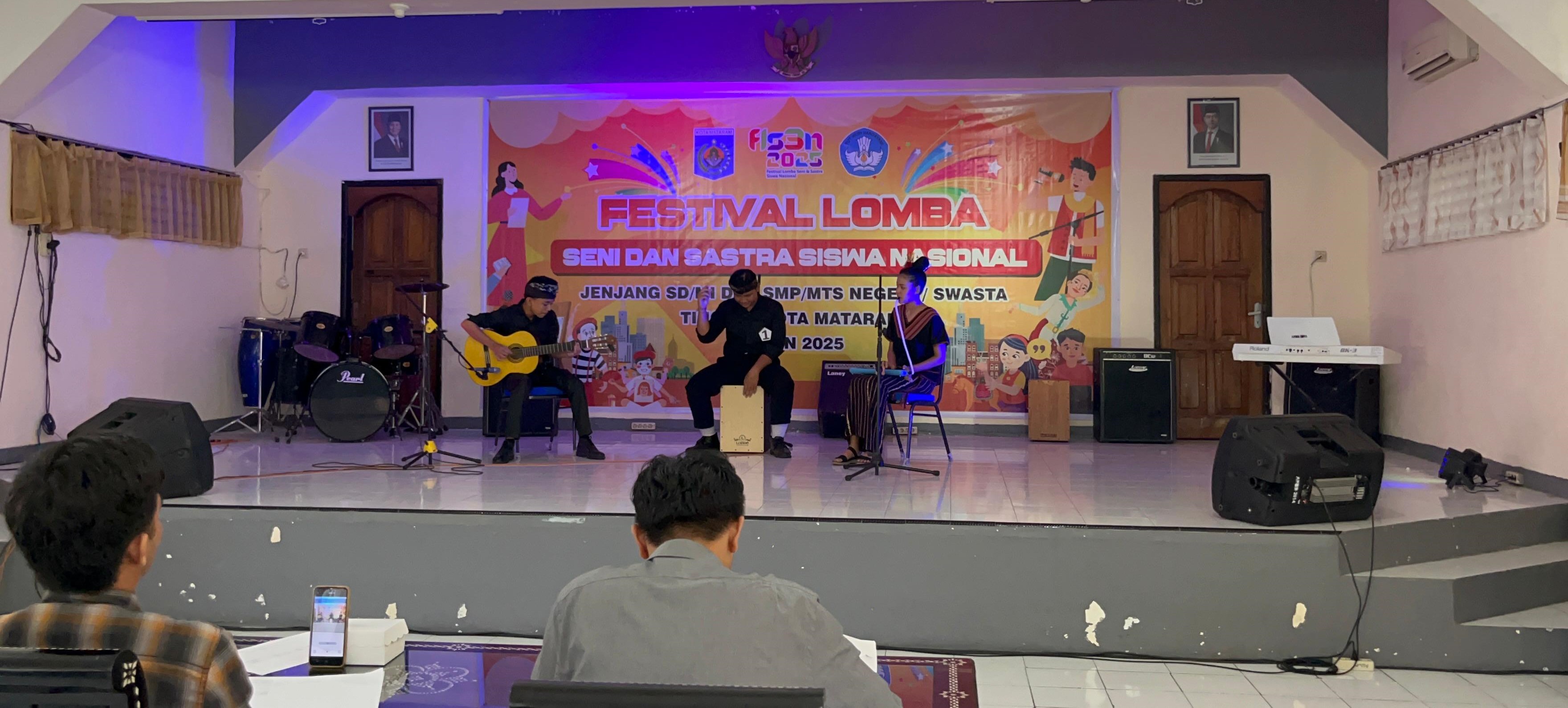 Siswa SMPN 15 Mataram tampil pada ajang FLS3N Tingkat Kota Mataram bidang Ensambel Campuran Tiga Alat Musik, Rabu (18/6).