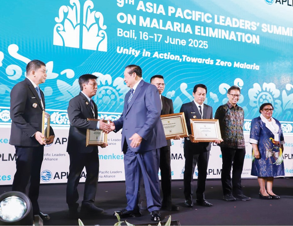 DELEGASI INDONESIA: Bupati KSB Amar Nurmansyah menerima piagam penghargaan pada ajang Ajang 9th Asia Pacifik Leaders&rsquo; Summit On Malaria Elimination, atas keberhasilan menekan dan menurunkan penyakit.